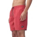 Short de baño Quiksilver modelo Lirio, color rojo, con cintura elástica y cordón ajustable negro con detalles blancos. Incluye un pequeño parche con el logo de la marca en la parte inferior de la pierna izquierda.