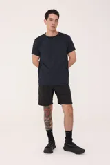 Remera deportiva azul marino de poliéster y elastano, corte clásico y tecnología Drifit.