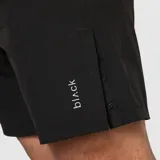 Short deportivo negro de secado rápido, con cintura elástica, cordón ajustable y aperturas laterales.