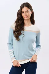 Buzo tejido de algodón con diseño a rayas en tonos beige, blanco y lila, de manga larga y cuello redondo, con calce relajado.