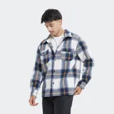 Camisa de franela Reef para hombre, con diseño de cuadros en tonos azules, blancos y mostaza. Cuenta con bolsillos frontales con solapa y cierre de botones.