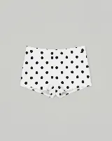 Short ajustado de licra con estampado de lunares negros sobre fondo blanco. Diseño de tiro medio y corte corto.