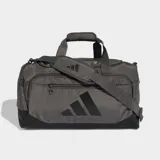 Bolso deportivo Adidas Training Defender de color gris oscuro con detalles en negro. Cuenta con un compartimento principal con cierre de doble dirección, correa ajustable y extraíble para el hombro, asas de mano y perforaciones láser para ventilación.