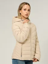 Campera ligera acolchada Tommy Hilfiger, color beige, con diseño de costuras horizontales y en V, cierre frontal de cremallera, capucha ajustable con cordones y bolsillos laterales con cierre.