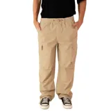 Pantalon cargo color beige, de corte holgado, con cintura elástica ajustable mediante cordón, bolsillos laterales tipo cargo y bolsillos frontales.