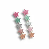 Par de aros colgantes con forma de estrellas de colores pastel con glitter.