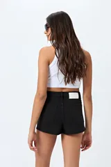 Short de jean negro de tiro alto con costuras verticales en el frente.