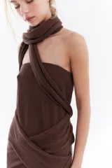 Vestido corto strapless de color negro con destellos en lúrex, de diseño recto y falda con volados.