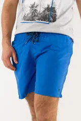 Short de baño color azul, con cintura elástica, bolsillos laterales y un bolsillo trasero. Confeccionado en tejido ligero de secado rápido con logo bordado.
