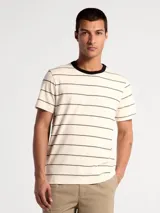 Camiseta de manga corta con cuello redondo en contraste color negro, diseño a rayas horizontales finas sobre base color beige.