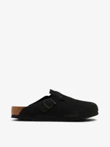 Zuecos Birkenstock Boston Sfb de gamuza color negro, con plantilla anatómica de corcho y látex, y tira ajustable con hebilla metálica.