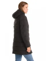 Campera puffer de corte midi y silueta entallada, con acabado mate. Presenta cuello alto con capucha integrada, cierre frontal y bolsillos laterales con cierre. El diseño incluye un capitoneado horizontal que transiciona a costuras en V en la parte superior del torso.
