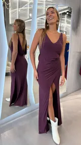 Vestido largo bordó con brillo metalizado, corte al cuerpo, sin mangas y con escote pronunciado en la espalda.