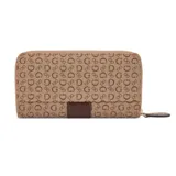 Billetera Guess modelo Isabella, de formato rectangular con cierre perimetral. Presenta un diseño estampado con el monograma de la marca en tonos marrones y una franja central vertical en color marrón oscuro con placa metálica dorada que incluye el logo de la marca.