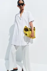 Vestido corto camisero de la ZW Collection de Zara, confeccionado en hilatura de algodón de color verde. Presenta cuello solapa, manga corta, diseño en línea evasé y cierre frontal con botones.