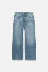 Jeans wide leg de tiro medio confeccionado en denim con efecto lavado, corte relaxed y diseño de pernera ancha. Cuenta con cinco bolsillos, trabillas en la cintura y cierre frontal con cremallera y botón metálico. Presenta aplicación de brillos en toda la prenda.
