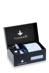 Set de regalo Florenzi que incluye una corbata celeste con estampado floral, un pañuelo de bolsillo cuadrado con el mismo estampado y un par de gemelos plateados con incrustaciones de tela a juego. El set viene presentado en una caja negra con el logo de la marca.