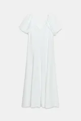 Vestido midi de color blanco, con escote en V y mangas cortas abullonadas.