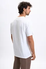 Remera de manga corta color blanco con estampado frontal que dice "CLEAN URBAN VIBES" en color marrón.