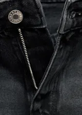 Pantalón de jean de corte recto y tiro medio, con diseño clásico de cinco bolsillos, cierre de botón y cremallera, y trabillas para cinturón.
