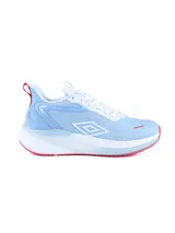 Championes deportivos Umbro modelo Pure Step, color celeste con detalles en blanco y rojo. Presentan una capellada de malla transpirable, suela con amortiguación y logo de la marca en el lateral.