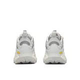 Championes de trail running Merrell modelo Moab Speed 2 Sport, color gris con detalles en beige. Presentan un diseño técnico con empeine de nailon ripstop y TPU, entresuela de espuma FloatPro y suela Vibram TC5+ para un agarre superior.