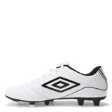 Championes de fútbol Umbro modelo Classico III HG, color negro con detalles en blanco. Presentan un diseño clásico con costuras en la puntera para mayor control, cierre de cordones y suela con tapones para césped natural o artificial.