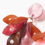Caravanas colgantes con diseño floral compuesto por múltiples pétalos de resina en tonos rosados, naranjas y marrones, unidos a un disco superior circular.