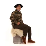 Camisa de manga larga con estampado de tartán en tonos azul marino, rojo y blanco. Confeccionada en 100% lana, con cuello abotonado y puños con botón. Corte clásico.