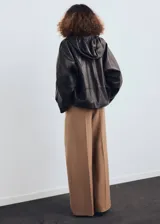 Pantalón de corte recto y tiro medio color tostado, con trabillas para cinturón, detalle de pinzas y bolsillos laterales.