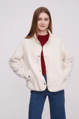 Campera blanca de poliéster con cuello mao, cierre con botones a presión y diseño acolchado en la parte superior.