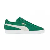 Championes Puma modelo Suede Classic, color verde con la icónica franja lateral en blanco y suela de goma blanca. Confeccionados en gamuza de alta calidad con el logo de la marca en dorado en el lateral.