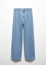 Pantalón de jean de tiro medio con diseño recto y detalle de pinzas en la cintura. Cuenta con cierre de cremallera, botón y bolsillos traseros.