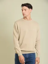 Sweater color beige de tejido de punto liso, con cuello redondo y logo bordado en el pecho.