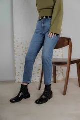 Bota corta tipo chelsea de cuero con textura croco, punta cuadrada con detalle metálico y suela de goma con taco bajo.