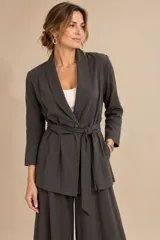 Chaquetas de seda color negro, con cuello smoking, cierre de un solo botón y lazo ajustable en la cintura.