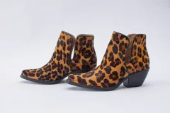 Botinetas texanas de caña corta con estampado animal print, taco bajo y cierre lateral.