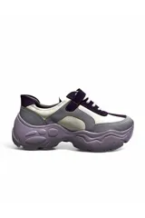 Calzado deportivo Euroteens modelo 885178, de estilo chunky en tonos blanco, beige y naranja, con suela gruesa, cordones blancos y tira con velcro en el empeine.