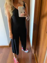 Mono largo negro de morley con breteles finos que se atan en los hombros formando moños.