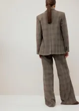 Pantalón de vestir marrón con patrón a cuadros, de tiro medio y corte wide leg.