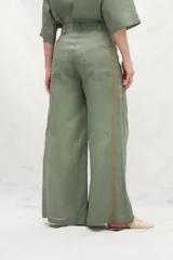 Pantalón marrón de lino, corte jeanero, con bolsillos plaque traseros y cintas laterales a contratono.