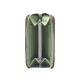 Billetera rectangular de tela color verde militar, con cierre perimetral y correa de mano integrada. Presenta un aplique circular central con el logo de la marca Extra Large.