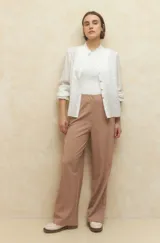 Pantalón sastrero negro de tiro alto, corte recto y sin pretina.