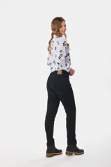 Pantalón de jean skinny de tiro medio, color celeste claro, con efecto desgastado y costuras en contraste.