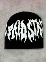 Gorro tipo beanie de punto color negro con diseño gráfico de letras estilo metal en color blanco en ambos lados.