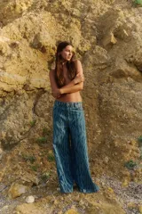 Jean de tiro medio con corte oversize y diseño de pierna ancha. Confeccionado en denim de algodón con estampado láser efecto acebrado.