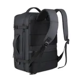 Mochila negra con múltiples compartimentos, bolsillos frontales con cierre, puerto USB integrado, asa superior y lateral, correas ajustables y acolchadas, y diseño expandible.
