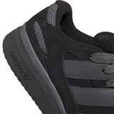 Championes urbanos Adidas Forum 2000, color negro monocromático, con diseño de caña baja, cierre de cordones y las icónicas tres bandas laterales en tono oscuro.