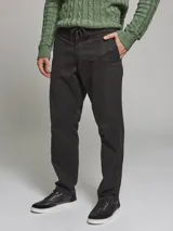 Pantalón negro de corte chino con bolsillos laterales y traseros.