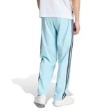 Pantalon deportivo Adidas color celeste con las icónicas tres tiras laterales en azul marino. Cuenta con cintura elástica con cordón ajustable y logo de la marca estampado en la pierna.